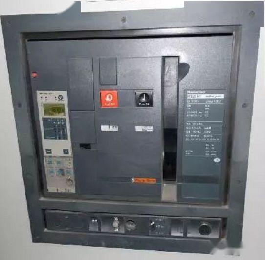 配电室中有哪些类型的低压配电柜电压？配电柜主要内部组件是什么？