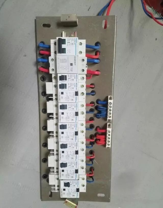 在一个建筑工地，一个建筑电工应该如何安装一个居民配电箱！与新加入者分享